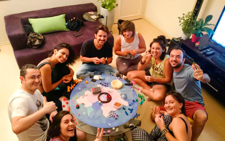 Foto de Jogadores do Planeta Insano, um jogo de tabuleiro com massinha.