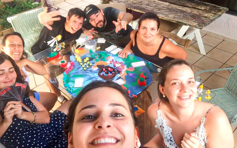 Foto de Jogadores do Planeta Insano, um jogo de tabuleiro com massinha.