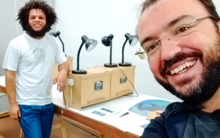 Foto de Jogadores do Planeta Insano, um jogo de tabuleiro com massinha.