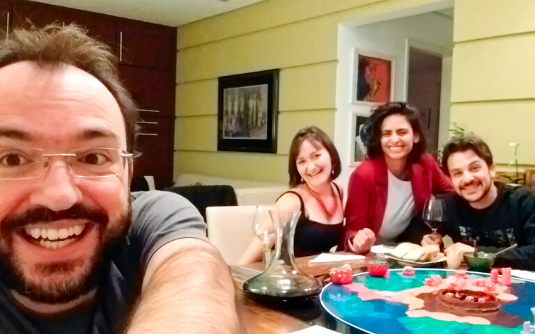 Foto de Jogadores do Planeta Insano, um jogo de tabuleiro com massinha.