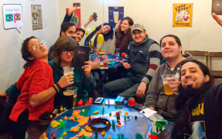Foto de Jogadores do Planeta Insano, um jogo de tabuleiro com massinha.