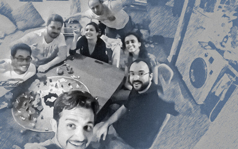 Foto de Jogadores do Planeta Insano, um jogo de tabuleiro com massinha.