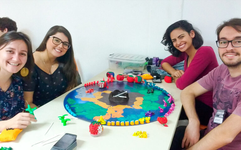 Foto de Jogadores do Planeta Insano, um jogo de tabuleiro com massinha.