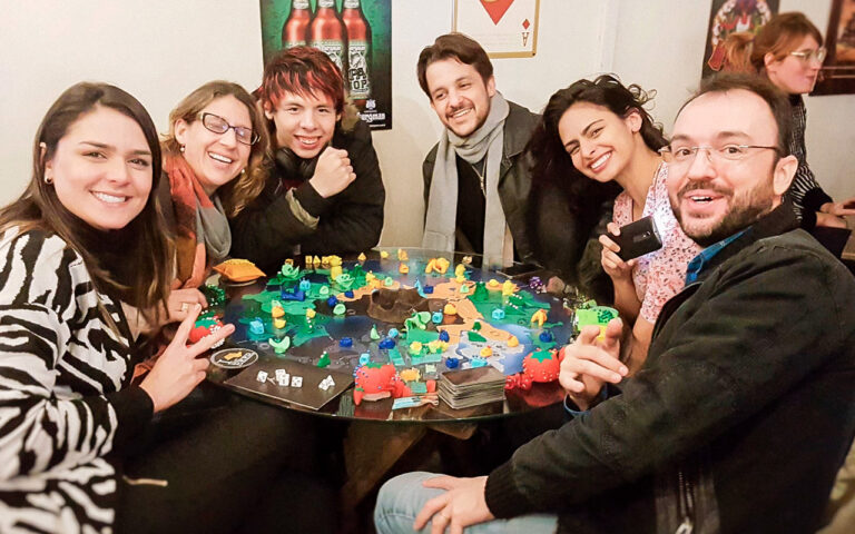 Foto de Jogadores do Planeta Insano, um jogo de tabuleiro com massinha.