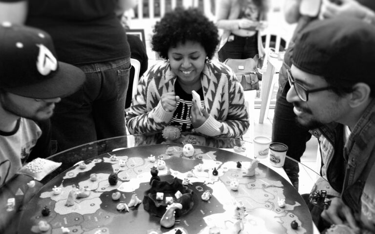 Foto de Jogadores do Planeta Insano, um jogo de tabuleiro com massinha.
