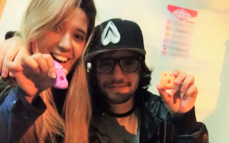 Foto de Jogadores do Planeta Insano, um jogo de tabuleiro com massinha.