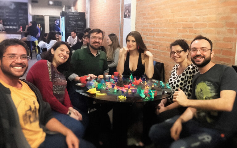 Foto de Jogadores do Planeta Insano, um jogo de tabuleiro com massinha.