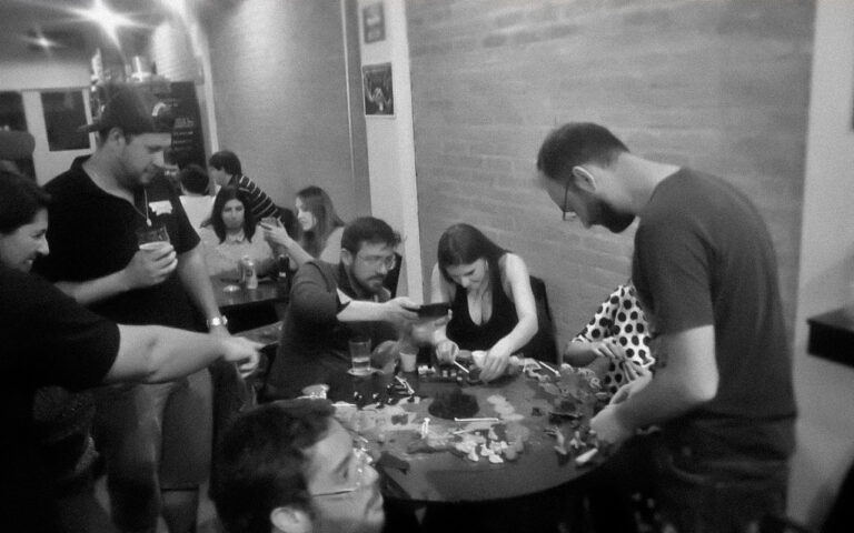 Foto de Jogadores do Planeta Insano, um jogo de tabuleiro com massinha.