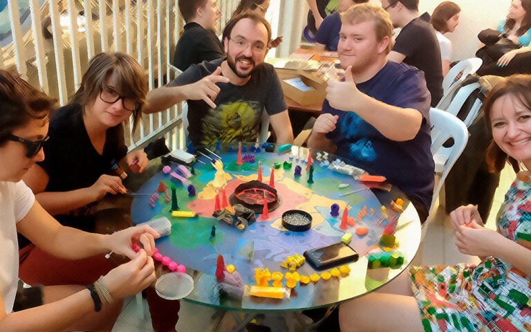 Foto de Jogadores do Planeta Insano, um jogo de tabuleiro com massinha.