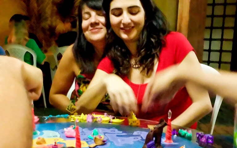 Foto de Jogadores do Planeta Insano, um jogo de tabuleiro com massinha.