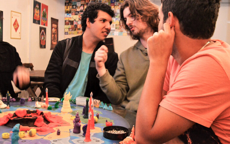 Foto de Jogadores do Planeta Insano, um jogo de tabuleiro com massinha.