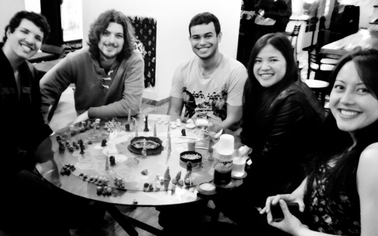 Foto de Jogadores do Planeta Insano, um jogo de tabuleiro com massinha.