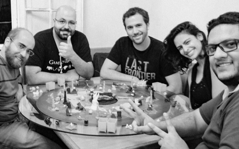 Foto de Jogadores do Planeta Insano, um jogo de tabuleiro com massinha.