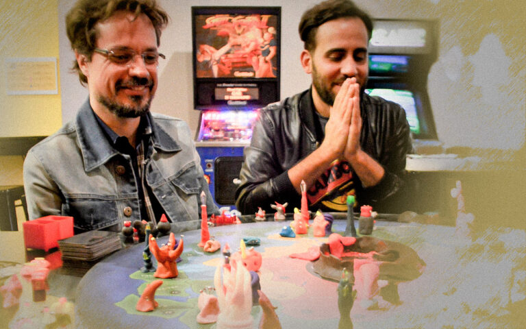 Foto de Jogadores do Planeta Insano, um jogo de tabuleiro com massinha.