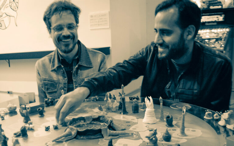 Foto de Jogadores do Planeta Insano, um jogo de tabuleiro com massinha.