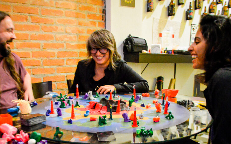 Foto de Jogadores do Planeta Insano, um jogo de tabuleiro com massinha.