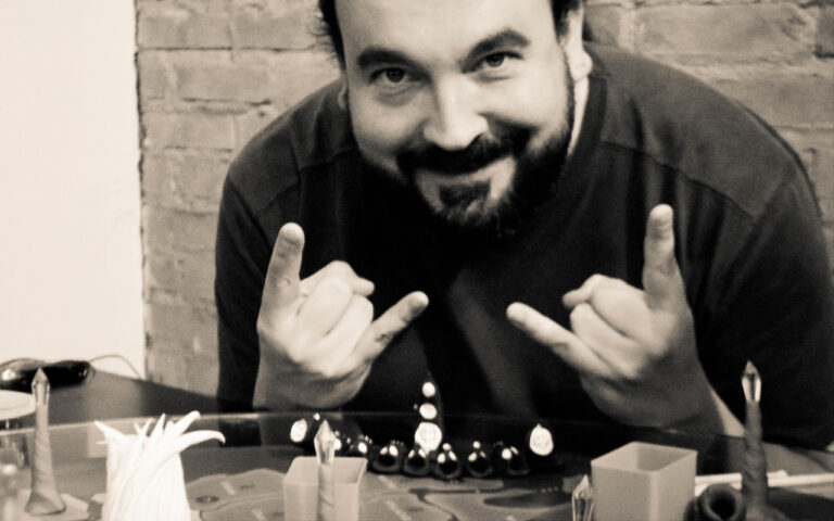 Foto de Jogadores do Planeta Insano, um jogo de tabuleiro com massinha.