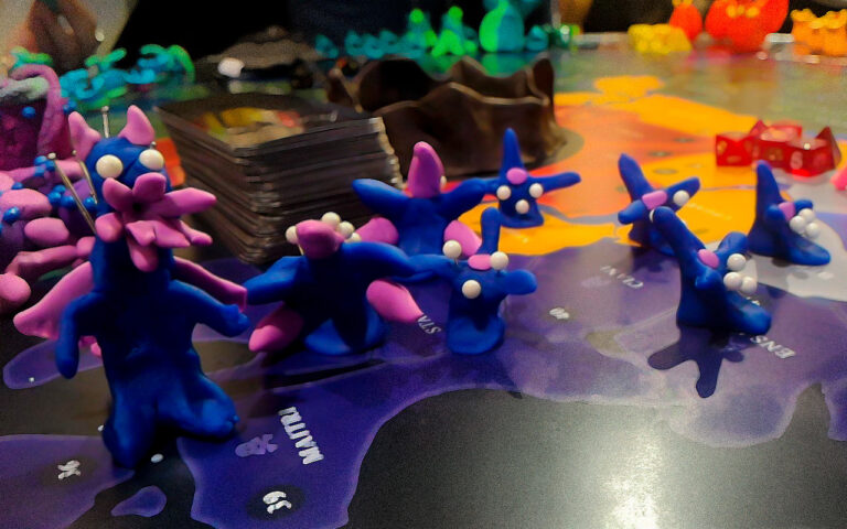 Criaturas do Planeta Insano, um jogo de tabuleiro com massinha.