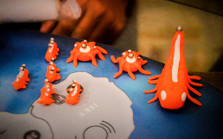 Criaturas do Planeta Insano, um jogo de tabuleiro com massinha.