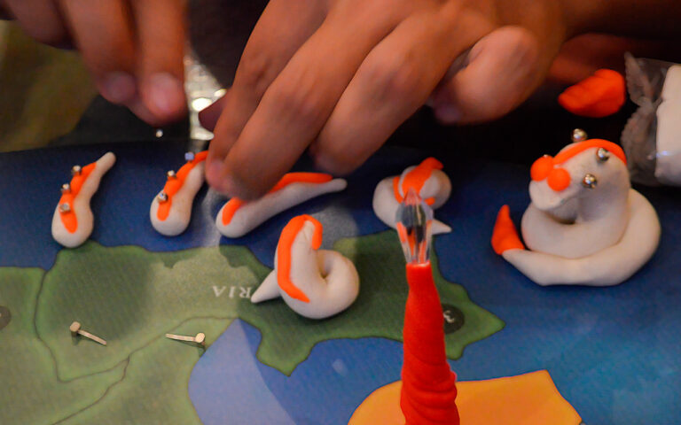 Criaturas do Planeta Insano, um jogo de tabuleiro com massinha.