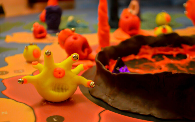 Criaturas do Planeta Insano, um jogo de tabuleiro com massinha.