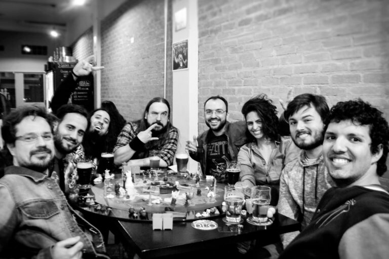 Grupo de jogadores reunidos em uma Terça Nerd jogando Planeta Insano