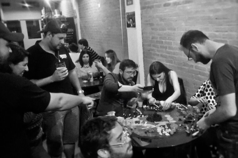 Jogadores criando criaturas e territórios durante uma Terça Nerd do jogo Planeta Insano