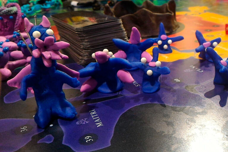 Criaturas do jogo de tabuleiro Planeta Insano moldadas em massinha durante uma Terça Nerd