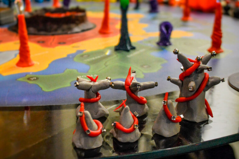 Espécies criadas por jogador preparadas para aterrizar no Planeta Insano durante uma Terça Nerd