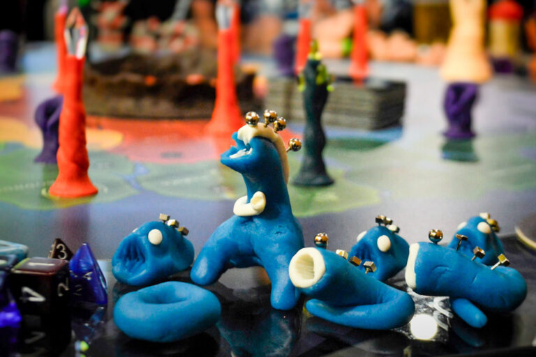 Espécies criadas pelo autor do Planeta Insano preparadas para aterrizar no tabuleiro durante uma Terça Nerd