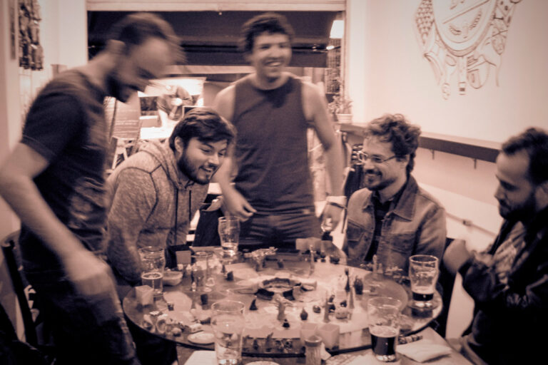 Jogadores reagindo a uma jogada durante partida do Planeta Insano em uma Terça Nerd