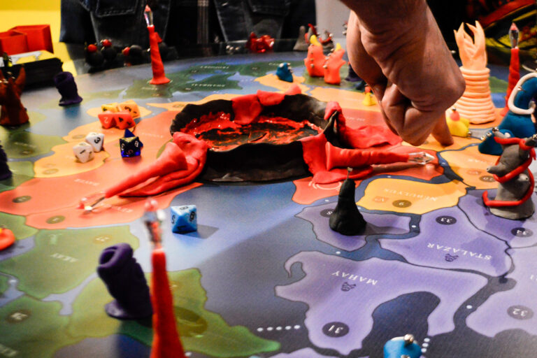 Vulcão do tabuleiro do jogo Planeta Insano durante uma Terça Nerd