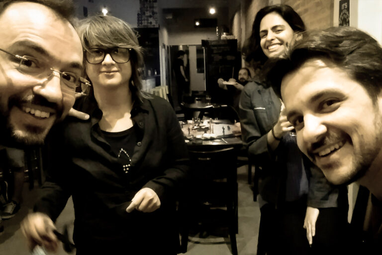 Participantes da Terça Nerd reunidos e sorrindo durante um playtest do jogo de tabuleiro Planeta Insano