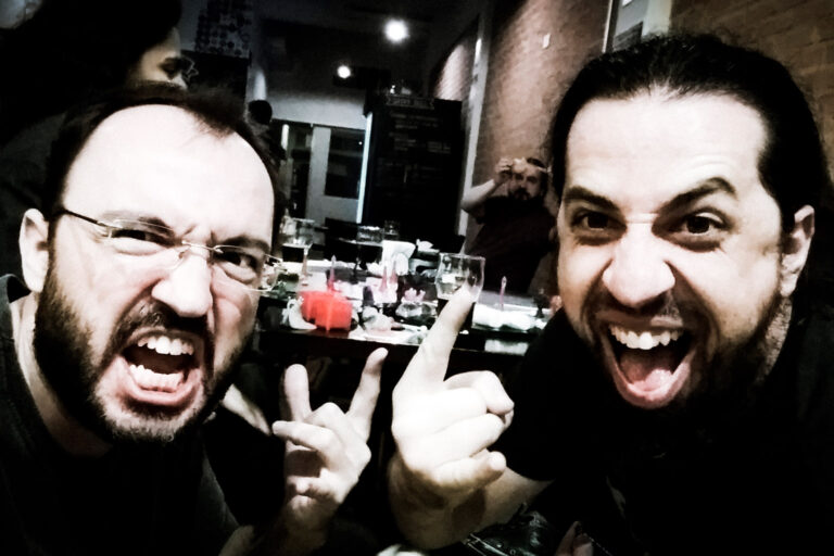 Dois participantes fazem caretas e gestos de celebração durante uma partida do jogo Planeta Insano