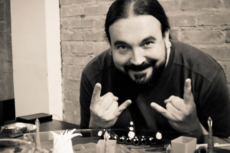 Jogador faz gesto de rock com as mãos durante uma partida do jogo Planeta Insano