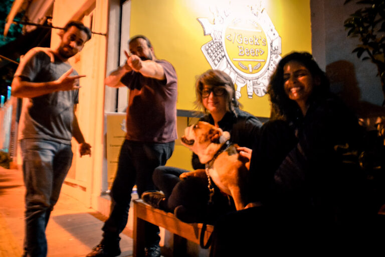 Grupo de participantes reunido em frente à Geek’s Beer após um encontro da Terça Nerd com o jogo Planeta Insano em São Paulo
