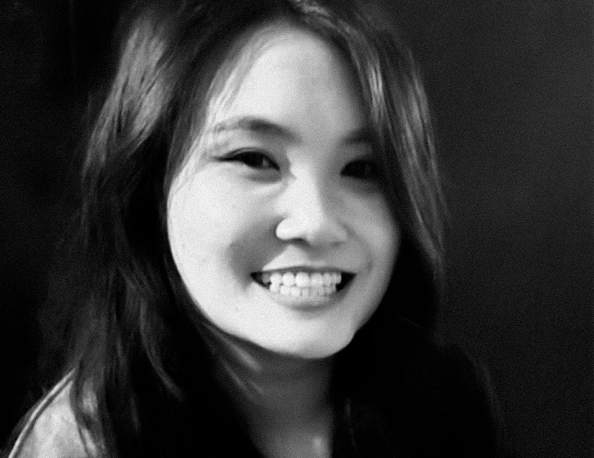 Retrato da ilustradora Ana Carolina Oda sorrindo.